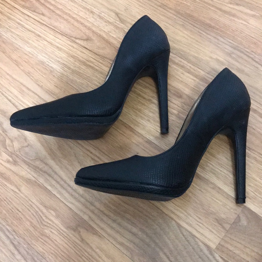 Black Pointed Pumps